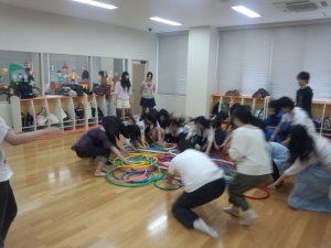 DSC_0095 フープの奪い合い!