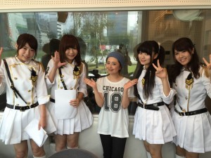 出演後、ＤＪ　LUEさんを囲んで