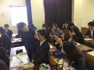 実際にメークの指導をしてもらいました