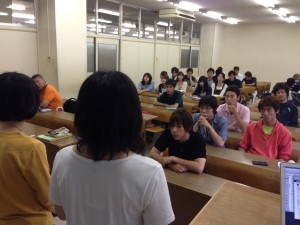 説明を聞く1年生も真剣です