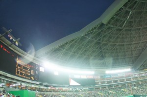 雨で閉まっていく屋根…