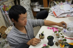 緑花部さん商品つくり中