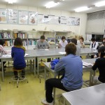 みんな真剣に話し合っています。