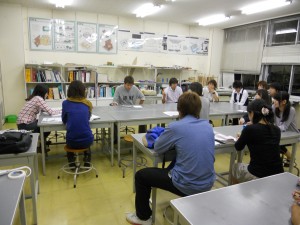 みんな真剣に話し合っています。