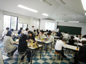 昼食は学生と共に食べました