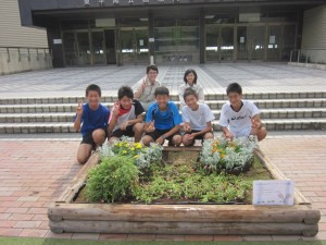 高校生ボランティアのみなさんと記念撮影