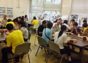 昼食の様子