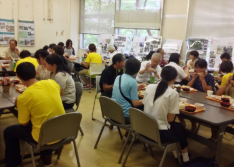 昼食の様子