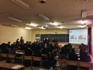 みんなスーツで授業