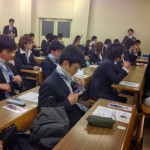 ネクタイを結ぶ練習中