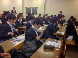 ネクタイを結ぶ練習中