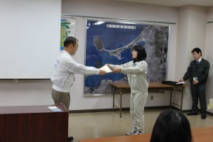 賞状を受け取るゼミ長