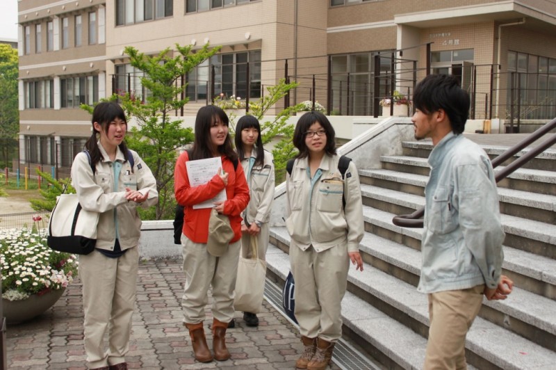 矢幡ゼミの学生に話をする下村さん