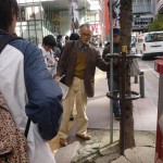 街路樹の観察の様子(根元)