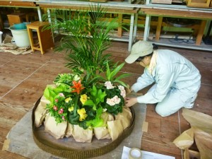 園芸装飾3級の課題に取り組む様子