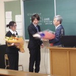 西田教授最終講義「最後は教え子たちから花束贈呈」
