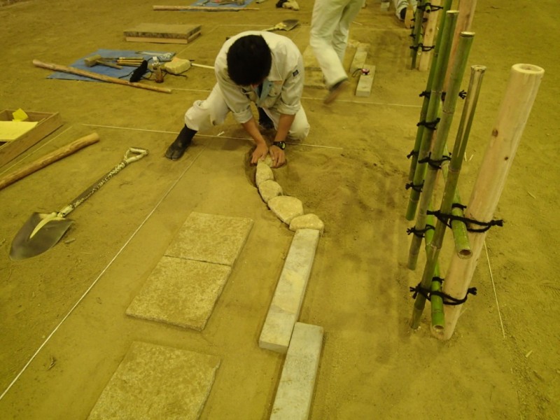 縁石(自然石)の据え付け 縁石(自然石)の据え付け