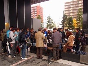 巨木ケヤキの解説の様子