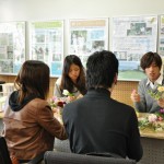フラワーアレンジ体験の様子