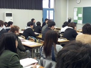 ゼミ説明会で真剣に聞き入る学生たち