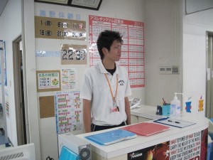 トレーニングジムの受付で元気に挨拶をします