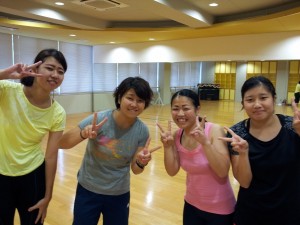 試験直前の様子（左から山邉さん、合志さん、内田さん、松本さん ）