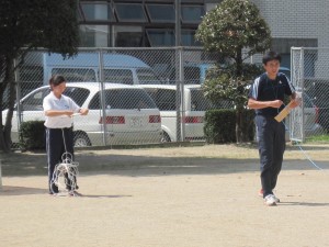 運動会の目印にしているロープを撤去しているところ