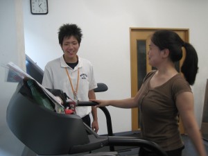 時々はお客様とコミュニケーションをとり、体調確認をします