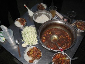 さすが男料理！カレーにサラダです