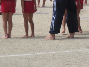 自ら裸足になって、子どもたちの足を確認します