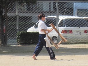 太鼓の脚を急いで片付け