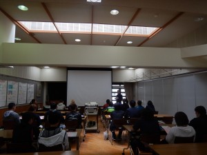 松波先生のお話を真剣に聞く学生たち