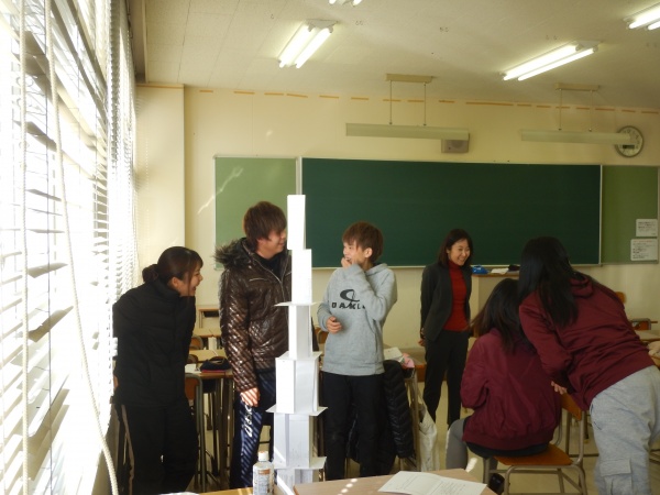 【授業紹介】コミュニケーション演習でペーパータワー！