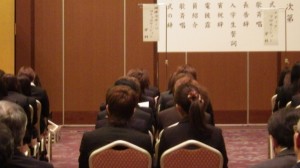 後ろ姿からも緊張感が伝わります