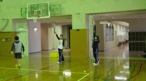 友達同士で教え合っています