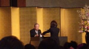 卒業証書を受け取る松﨑さん