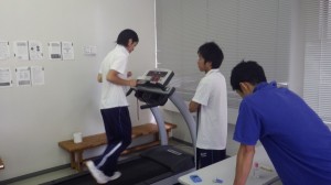 被験者の坂巻君と検者の矢津田君