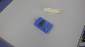 血中乳酸濃度測定器(2.8mmol/Lを示しています)