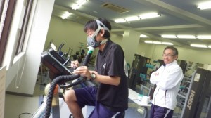 被験者はこんな感じで呼気を採取されます。