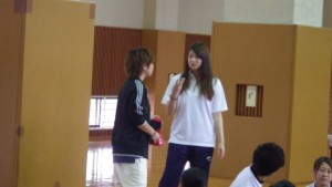 運営を頑張る健スポ2年の合志さん(左)と1年の小川さん