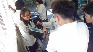 被験者以外の学生は検者として実験をサポートします