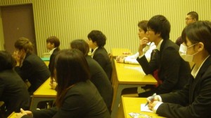 これからの自分のことです。みんな真剣な表情です。