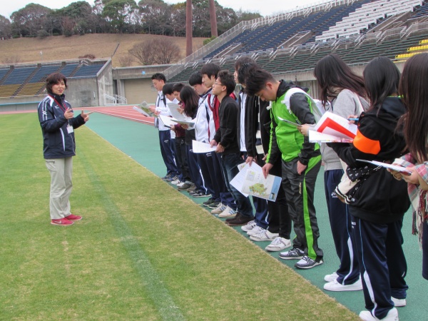 陸上競技場にて施設および芝生の話を聞いています