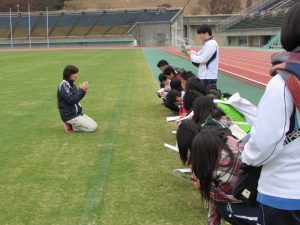 実際に夏芝と冬芝を触りながら確認しています