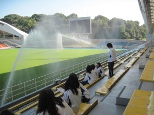 芝生の散水状況を見学