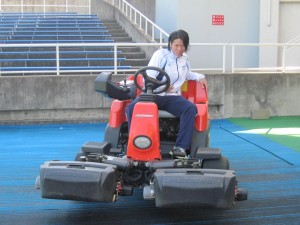 最新の芝刈り機(3連モア)に試乗!