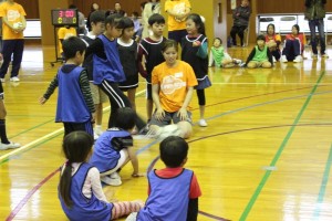 中央がサッカーを担当した塚本さん