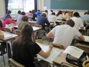 雰囲気が伝わりますか？（先日の就職模試の様子です）
