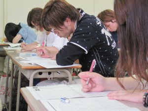 ブログ委員の藤中君も真剣です