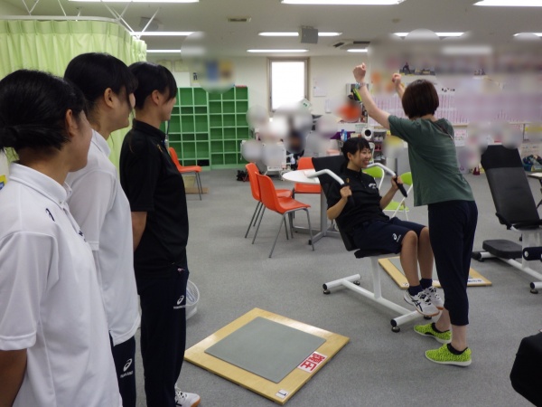 スポーツ企業情報演習で企業見学を行っています